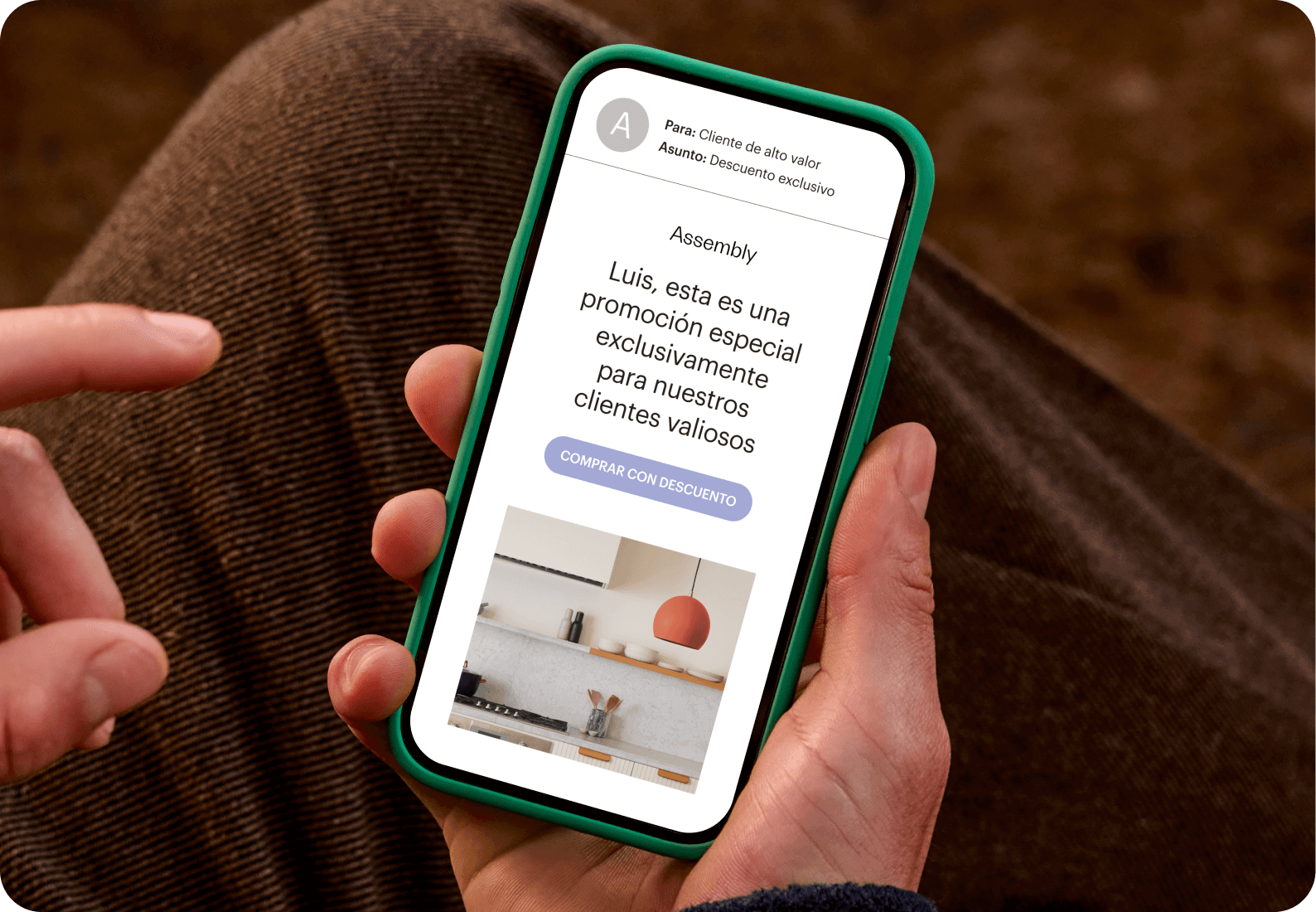 Imagen de una persona observando la pantalla de un teléfono inteligente que muestra un correo electrónico de la marca ficticia Assembly. La imagen muestra cómo los usuarios pueden personalizar campañas de marketing con segmentos basados en datos de clientes.