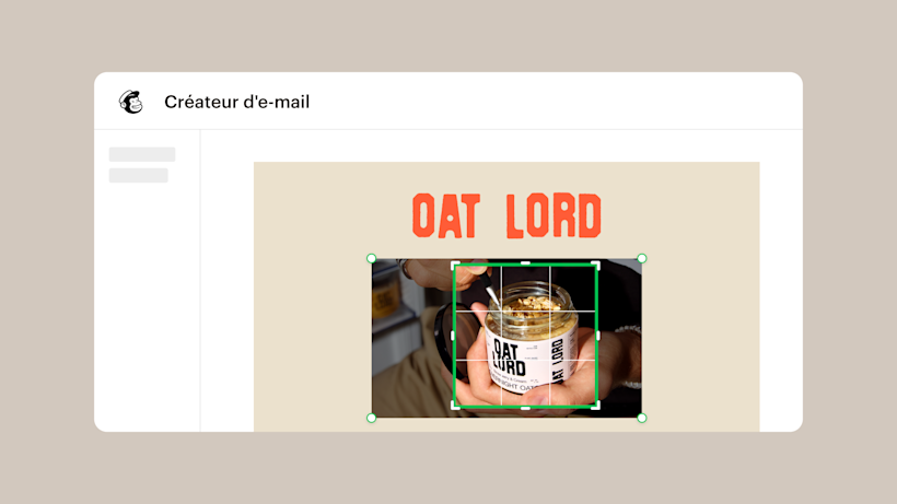 Mains tenant un pot de lait d’avoine Oat Lord sur un fond sombre, avec le nom de la marque affiché en texte corail au-dessus.
