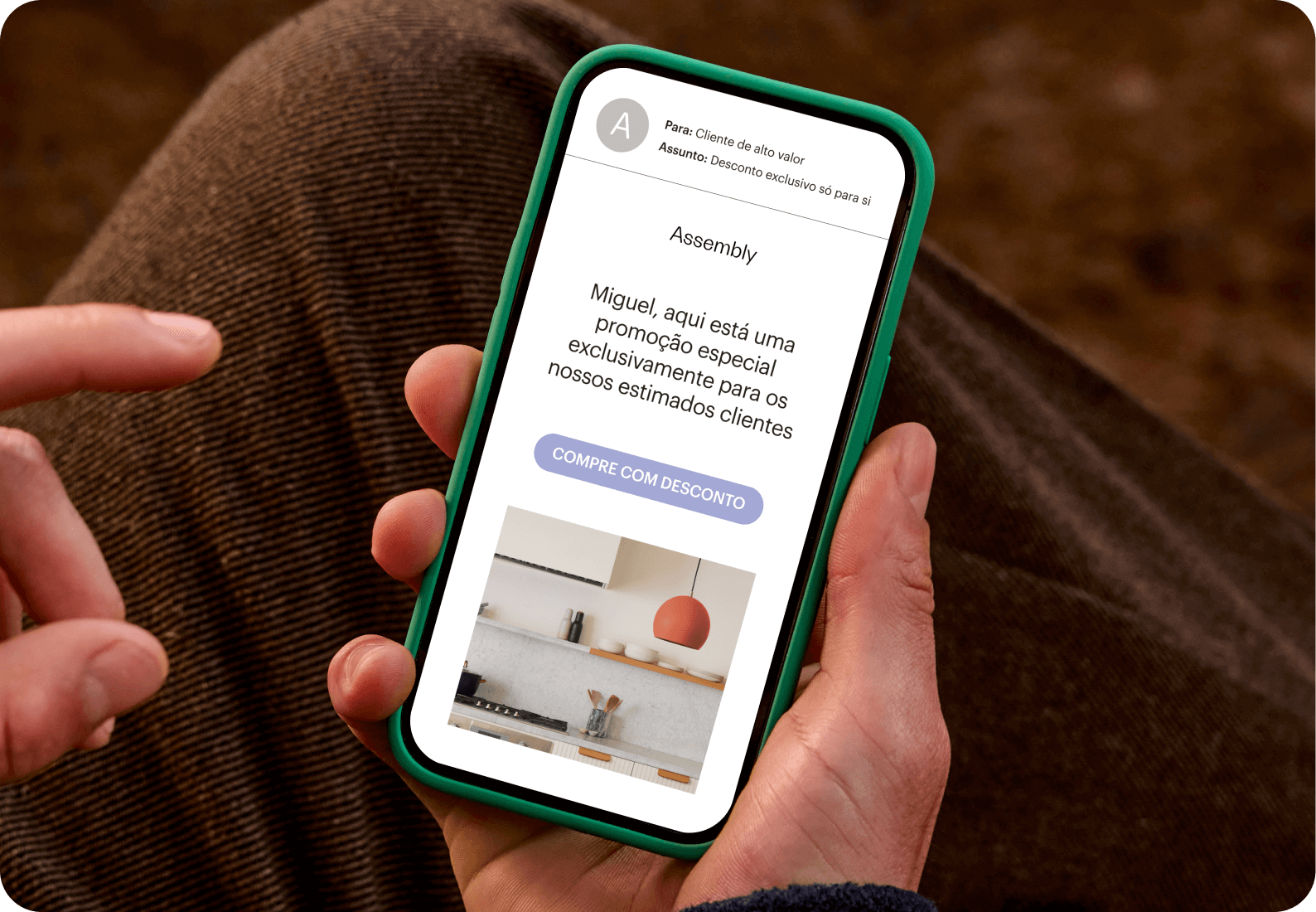 Imagem de uma pessoa olhando para a tela de um smartphone que exibe um e-mail da marca fictícia Assembly. O visual demonstra como os usuários podem personalizar campanhas de marketing com segmentos com base em dados de clientes.